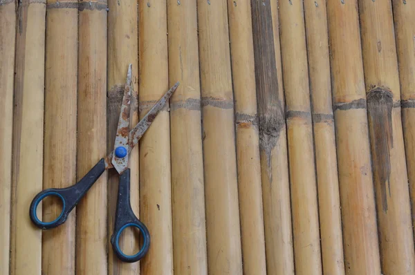 Ножиці на бамбуковому столі — стокове фото