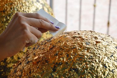 Budizm altın yaprak üzerinde yuvarlak taş koymak.