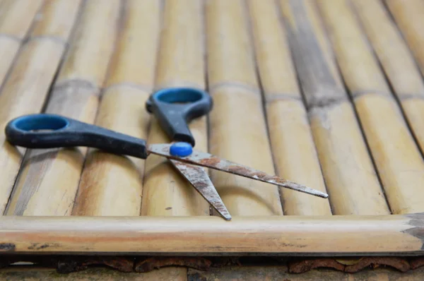 Vecchia forbice arrugginita sul tavolo di bambù — Foto Stock