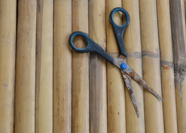 Alte rostige Schere auf Bambustisch — Stockfoto