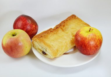 elmalı turta ve taze elma yemek üzerinde