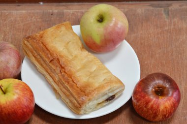 elmalı turta ve taze elma yemek üzerinde