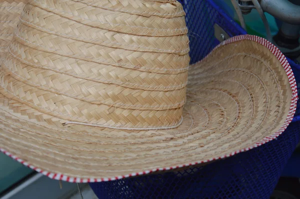 Hut aus Bambus auf Fahrradkorb — Stockfoto