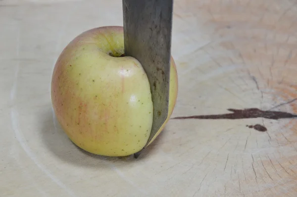 Knife cut on apple on wooden chop block — Stock Photo, Image