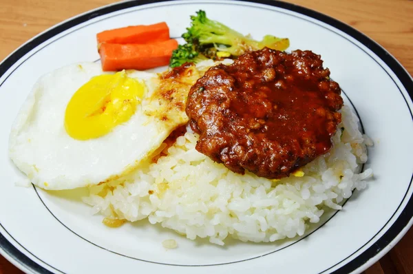 Steak babi dan telur goreng dengan nasi Jepang — Stok Foto