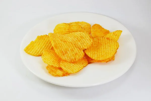 Картофельные чипсы на блюде — стоковое фото
