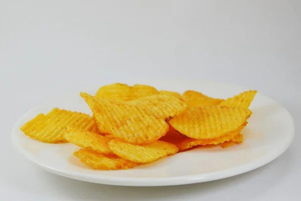 Kartoffelchips auf Teller — Stockfoto