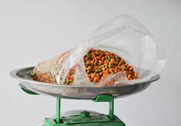 Pet food in plastic bag on weighing scale tray — Stock Photo, Image