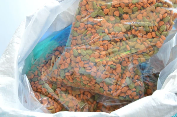 Emballage alimentaire pour chien dans un sac en plastique à vendre — Photo