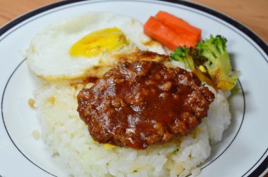 domuz eti biftek ve kızarmış yumurta Japon pirinç ile