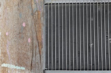 Ahşap tahta üzerinde kırık araba evaporatör