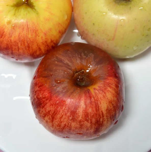 Goutte d'eau sur la pomme dans le plat — Photo