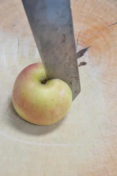 Knife slash on apple on wooden chop block — Stock Photo, Image