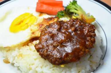 domuz eti biftek ve kızarmış yumurta Japon pirinç ile