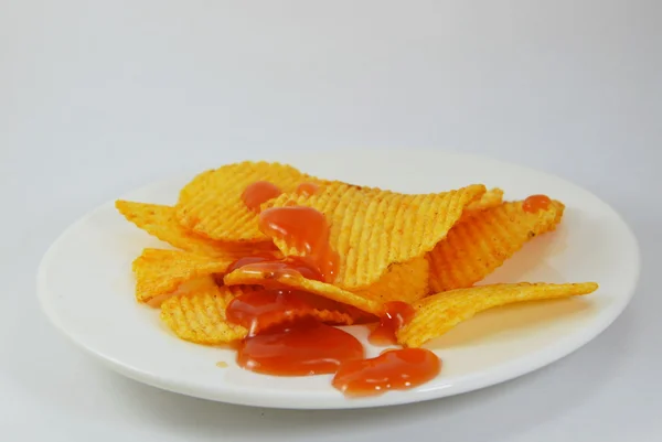 Batata frita vestir ketchup no prato — Fotografia de Stock