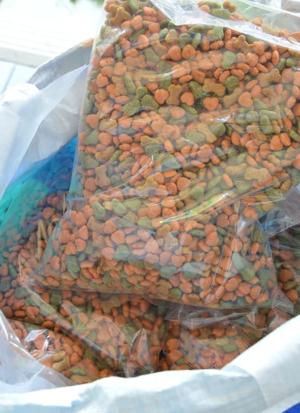 Emballage alimentaire pour animaux de compagnie dans un sac en plastique à vendre — Photo