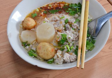 ince erişte çorbası domuz pirzolası ile