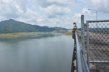 Güneş gün beton baraj