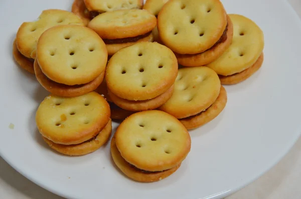 Ananas fyllning cracker på maträtt — Stockfoto