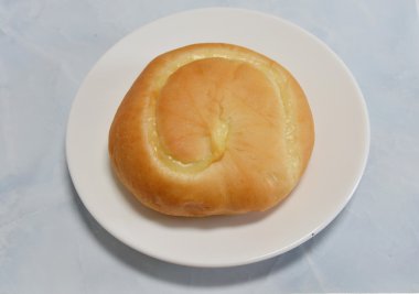 muhallebi çanak üzerinde doldurma ekmek