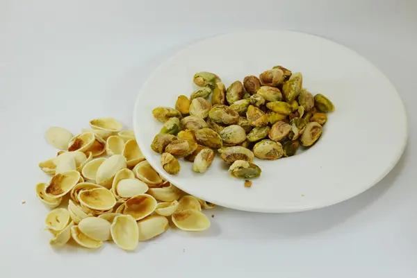 Buccia di noce di pistacchio su piatto — Foto Stock