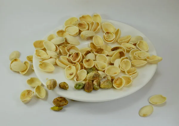 Kacang pistachio mengupas piring — Stok Foto