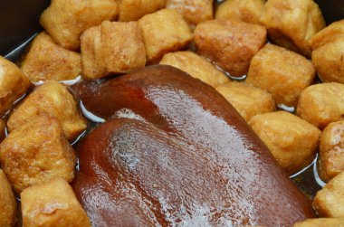 domuz bacak derin kızarmış tofu Tepesi kahverengi çorbaya ihtiva eder.