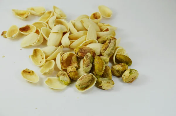 Kacang pistachio mengelupas pada latar belakang putih — Stok Foto