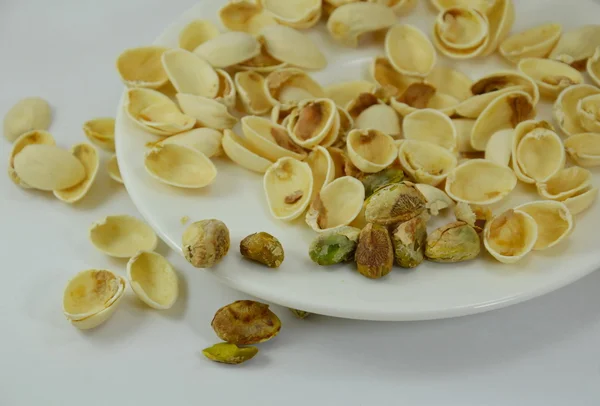 Pistacho cáscara de nuez en el plato — Foto de Stock