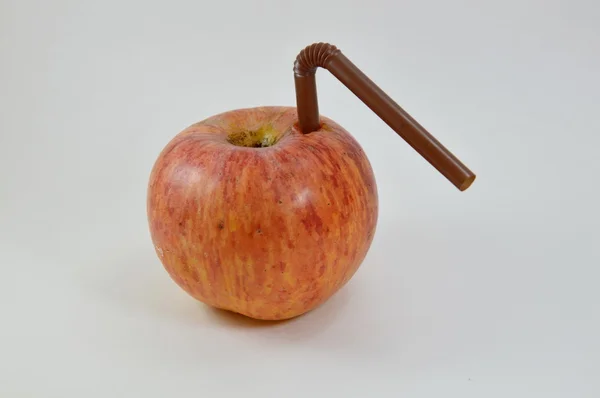 Apfel und Plastikstroh — Stockfoto