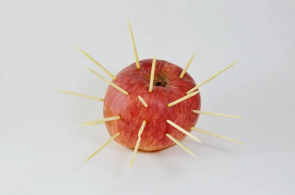 Stab wykałaczki na apple — Zdjęcie stockowe