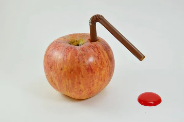 Poignard de paille en pomme rouge et point rouge liquide — Photo