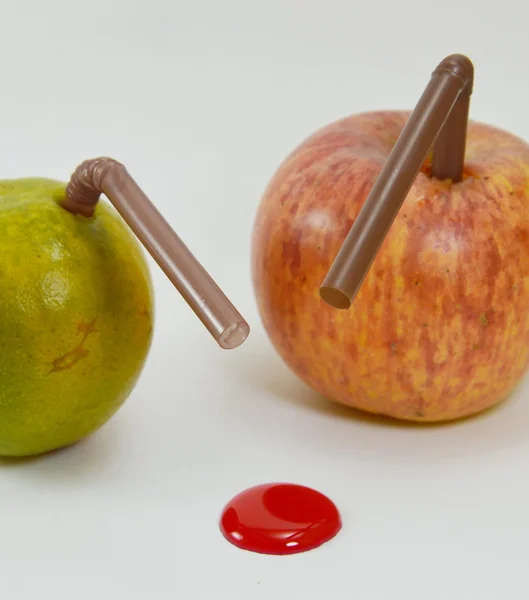 Palha facada em maçã vermelha e laranja com ponto vermelho líquido — Fotografia de Stock