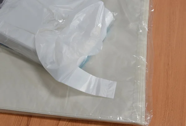 Plastic zak verpakking op tafel — Stockfoto