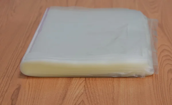 Горячий пластиковый пакет на столе — стоковое фото
