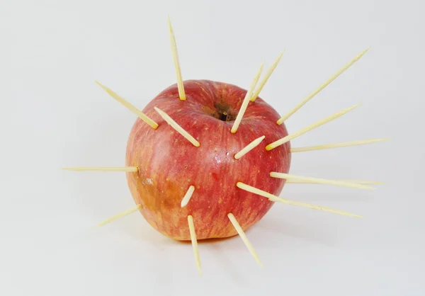 Zahnstocher stechen in roten Apfel — Stockfoto