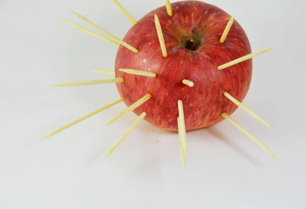 Facada de maçã vermelha por palitos de dentes — Fotografia de Stock