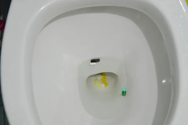 Lek w biały toalet w toalecie — Zdjęcie stockowe