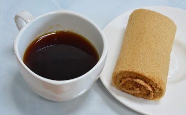 kahve pasta rulo ve siyah kahve fincanı