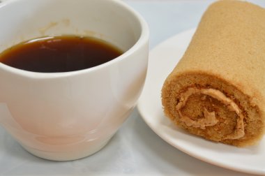 siyah kahve ve kahve reçel rulo