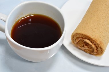 siyah kahve ve kahve pasta rulo