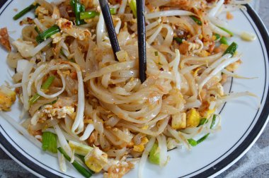 Pad Tay tavada kızartılmış erişte ve çubuk