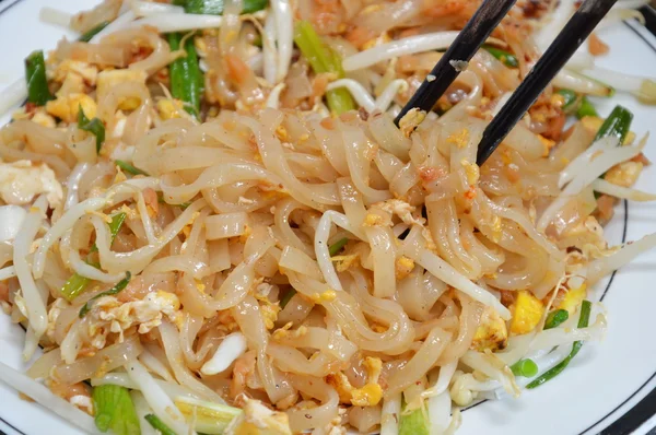 Pad Thai noodle smażone w chopstick — Zdjęcie stockowe