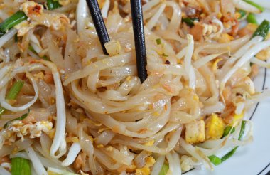 Tay tavada kızartılmış erişte toplama çubuk