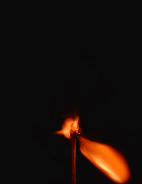 Спичка горит в темноте — стоковое фото