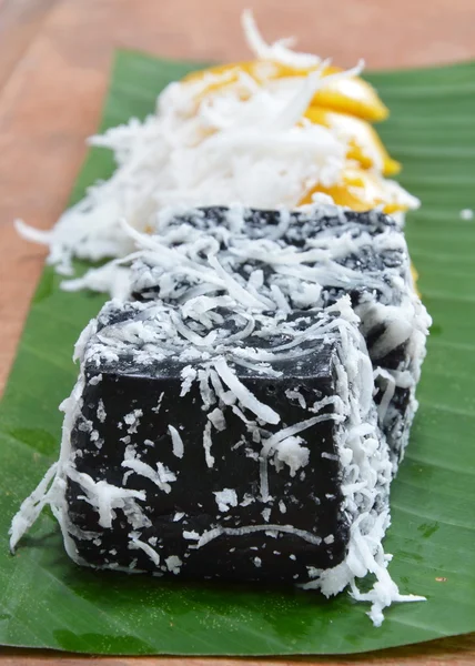 Чорний кокосовий солодкий пудинг на банановому листі — стокове фото