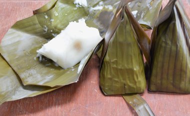 muz yaprağına doldurma Hindistan cevizi ile buharda pişmiş un