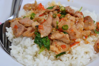 baharatlı domuz fesleğen yaprağı ve acılı pirinç ile tavada kızartılmış