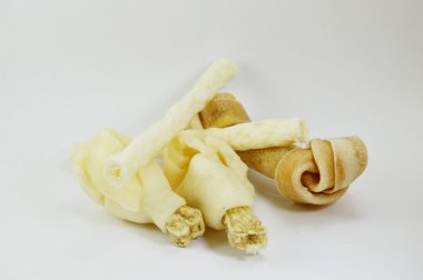 köpek tavuk budu snack ve beyaz arka plan üzerinde kemik