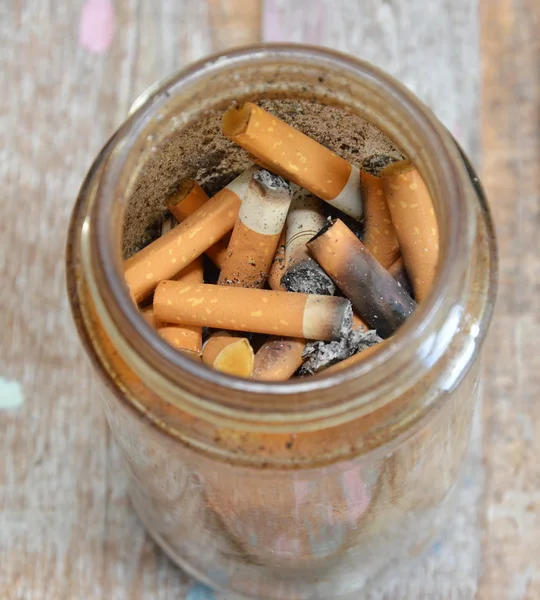 Filtro de cigarro em garrafa de vidro — Fotografia de Stock